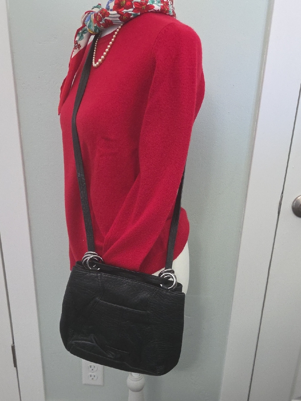 Classic Black Crossbody Bag - Sleek Everyday Shoulder,All Leather Bag
